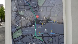 1970年代に建設された「高架の車道」が2017年に「遊歩道公園」になったのでこのような名前になったそうです。