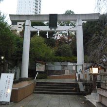 赤坂王子稲荷神社は、乃木神社の鳥居の、すぐ北側にあります。
