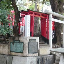 赤坂王子稲荷神社の標石柱と白い鳥居とその後の赤い鳥居群です。