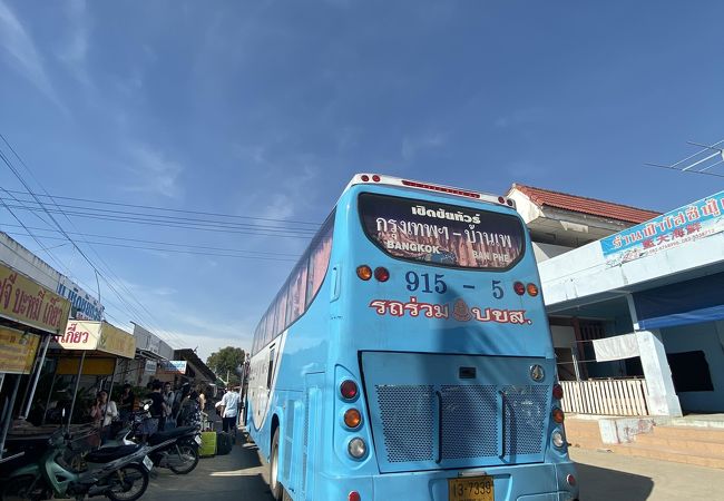 エカマエバスターミナルからバスで４時間。やっと到着したサメット島への窓口。