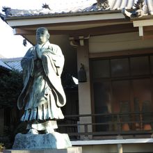 日蓮上人の石像