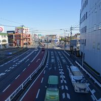 交差点右に曲がるとホテル。交差点には横断歩道がありません。