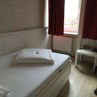 部屋は狭いが清潔で窓からシュテファン大聖堂が見える！