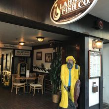 入口におじさんの木像がある