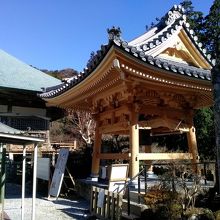 右手に新しく建替えられた鐘楼　左手が護摩堂
