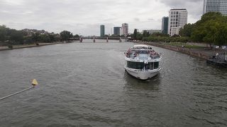 フランクフルトの町を流れています。