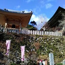 下から見上げた鐘楼と護摩堂