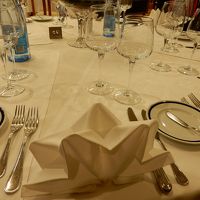 食器がきちんとセッティングしてあり、豪華な雰囲気ありました