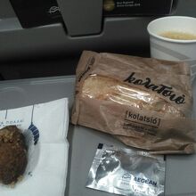 飛行時間約1時間20分なのに機内食