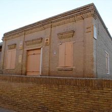 これは早朝に撮った外観。営業中だと扉が開け放たれます。