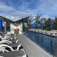 屋上プールは狭めですが空いていました