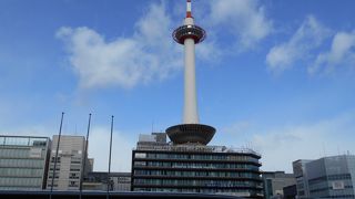 京都駅前の目立つタワー