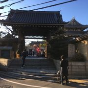 住宅街に歴史あるお寺