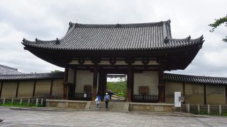 一段高いところに構えた門は、八脚門