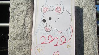 お正月は暗くなると門前の行灯が情緒ある