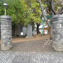 さくら坂公園に、石製の門柱があり、その奥に乃木大将誕生の石碑