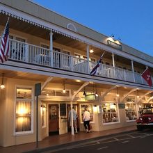 旗が目立つ外観