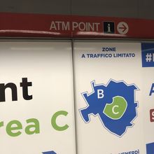 このマークの方向に行けば切符交換または切符も買えます。