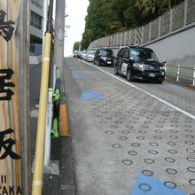 鳥居坂の勾配は、急勾配です。道路面に滑り止めの凹凸があります