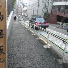 鳥居坂を下る車は、ブレーキで制動しつつ降りて行く車が多いです