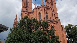 旧市街地の中心的な場所にあります。