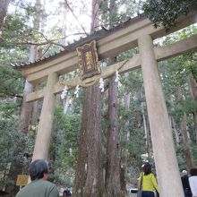 県道脇の飛瀧神社鳥居。熊野那智大社別宮。