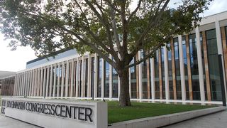 旧市街地と中央駅との間にあります。