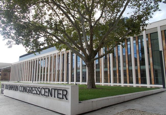 旧市街地と中央駅との間にあります。