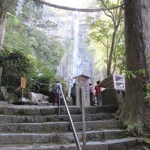 延命長寿のお瀧水と後方の御神体。