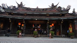 奥行きが有る立派なお寺