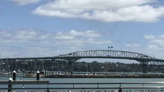 橋の中央にはニュージーランド国旗