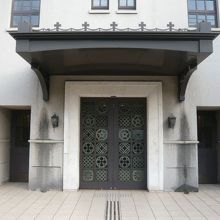 東洋英和女学院六本木キャンパスの入口です。重々しい扉が印象的