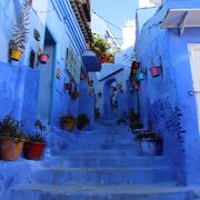 モロッコの強烈な日差しを和らげるために壁を青く塗った街です。