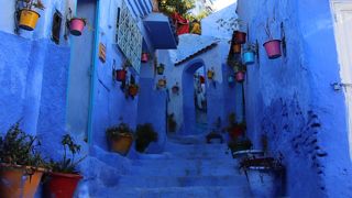 モロッコの強烈な日差しを和らげるために壁を青く塗った街です。