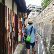 路地の壁面をアートに