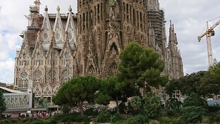 水面に映るサグラダ・ファミリア