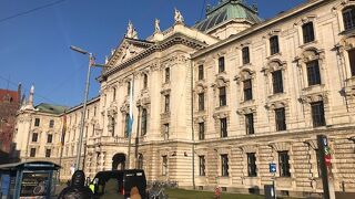 カールス広場近くの立派な建物