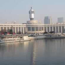 橋上から天津駅を見ています