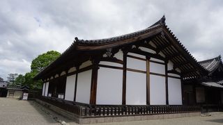 橘夫人の住居を移転して仏堂に改めたもの