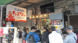 江ノ島名物たこせんが観光客で行列です。