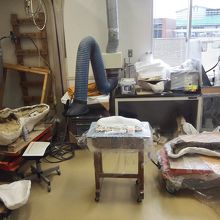 ラボの作業をガラス越しに見学できるのもいい。日曜日はお休み。