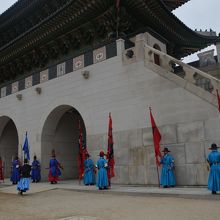 キョンボックン(景福宮)のクァンファムン(光化門)前で行う。