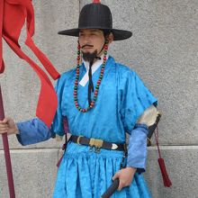 衛兵は凛々しい？でもショーなので役者です。