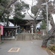 田舎らしいお寺　道がわかりにくいが観音堂も鐘楼も味がある