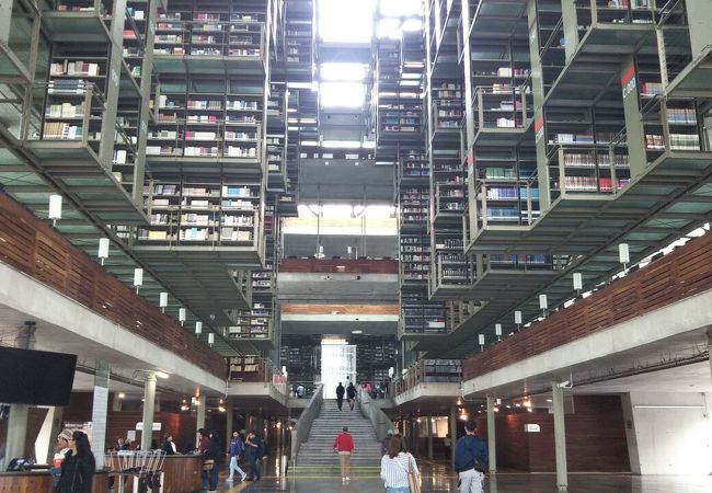 世界的にも有名なモダンな図書館