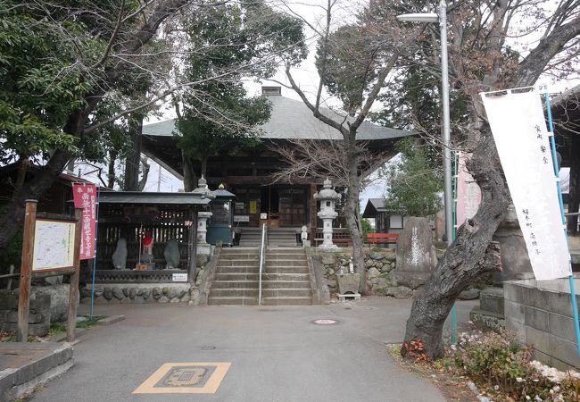 田舎らしいお寺　道がわかりにくいが観音堂も鐘楼も味がある