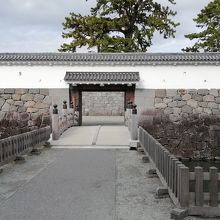 堀にかかる住吉橋を渡り銅門に入ります