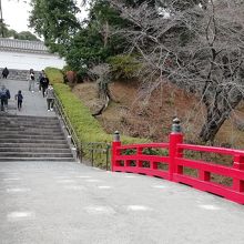 常盤木橋を渡り高みにある常盤木門を目指します