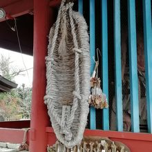 仁王門には奉納された草鞋がかかっています