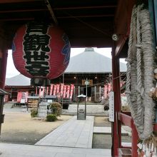 仁王門中央にかかる金目観世音の提灯は存在感があります